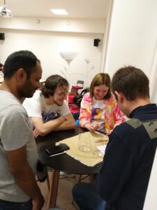 Studenti Language Games hrají hru, při které si zvyšují plynulost v angličtině.